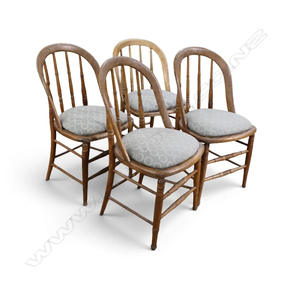 4 ANTIQUE OAK SPINDLE BACK CHAIRS H.830mm Image 1++