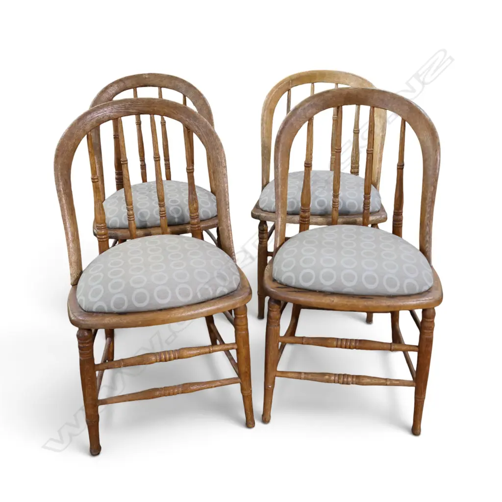 4 ANTIQUE OAK SPINDLE BACK CHAIRS H.830mm Image 1++