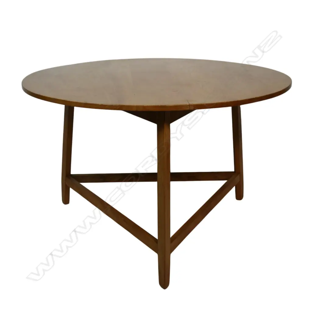 A Sefton Powrie large pale elm cricket table and four chairs, Image 1++