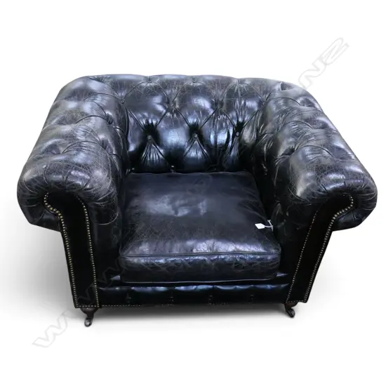 BLACK LEATHER CHESTERFIELD ARMCHAIR 1150x950x810mm