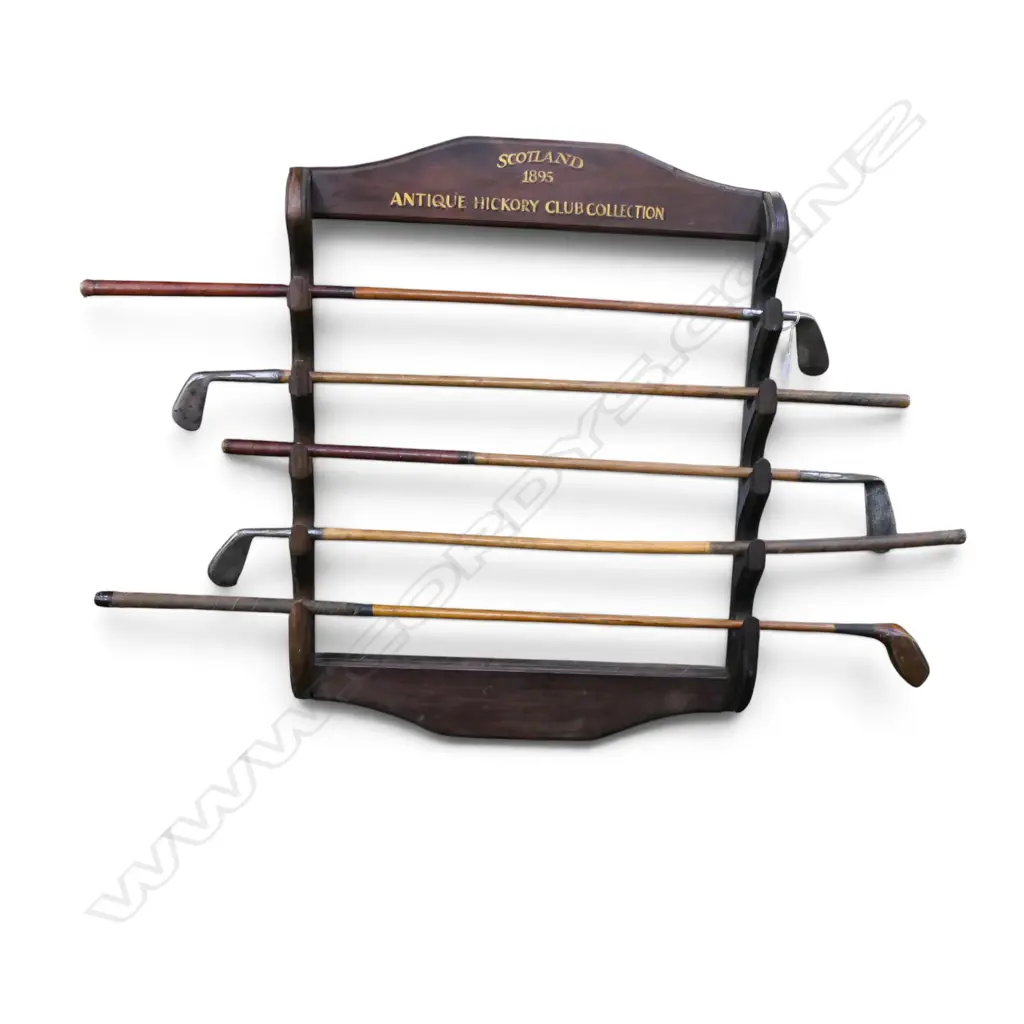 5 VINTAGE GOLF CLUBS ON WOODEN WALL RACK 780x615mm Image 1++