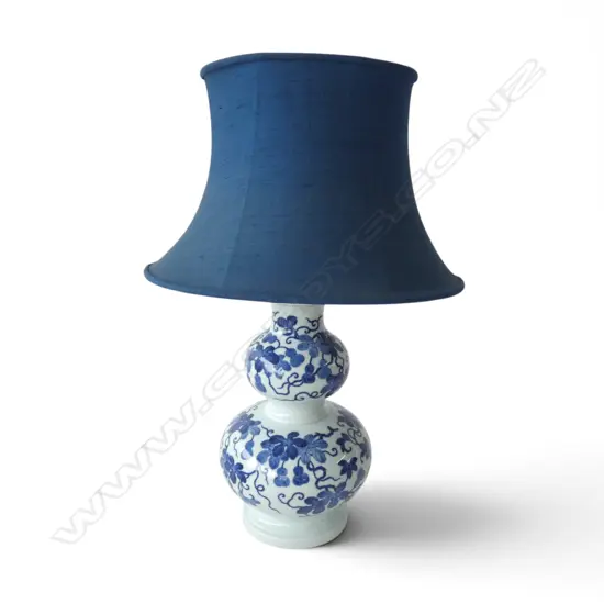 B/W TABLE LAMP hairline crack to base H.540mm