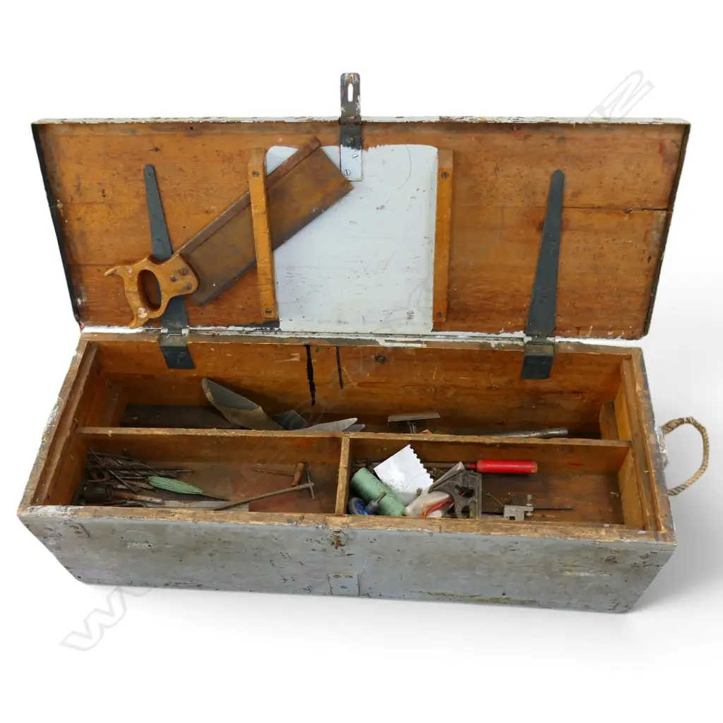 OLD CEDAR TOOLBOX + CONTENTS W.1040mm Image 1++