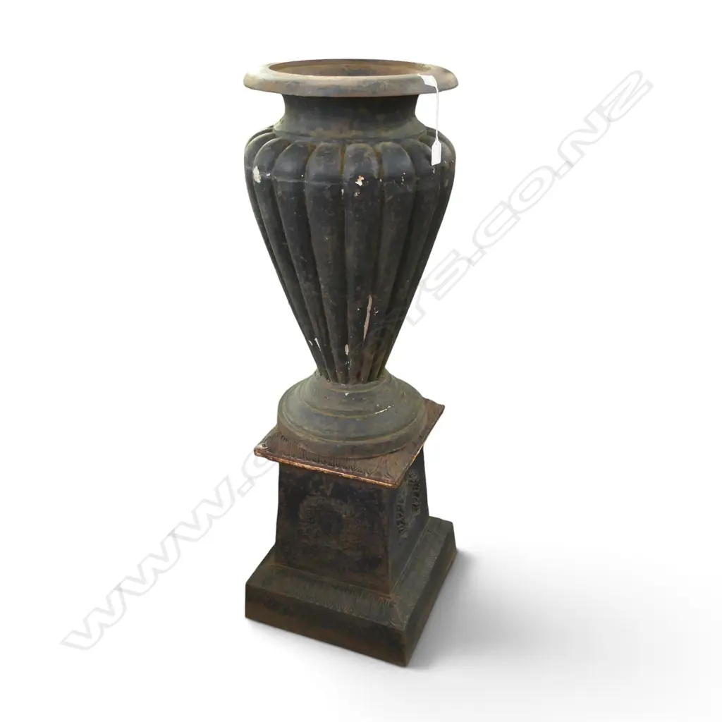 CAST IRON URN ON PLINTH H1115MM Image 1++