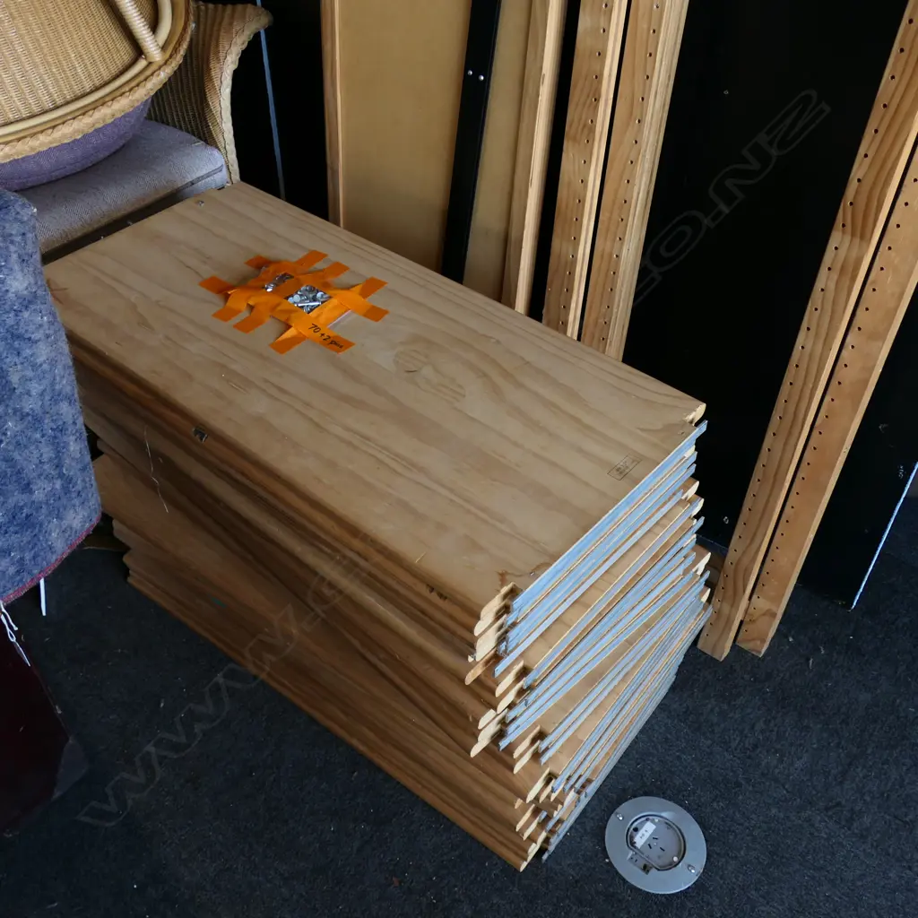 1 X 4 BAY LUNDIA SHELVING UNIT. Includes 5 UPRIGHTS: 2 END TYPE (panelled) Image 1++