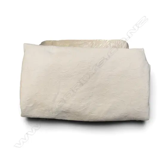 2 WHITE BED SPREADS