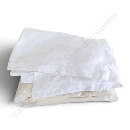 2 WHITE BED SPREADS
