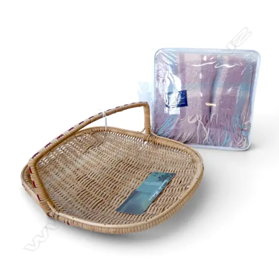 TRUG + BESONI BAY WOOL / MOHAIR KNEE THROW