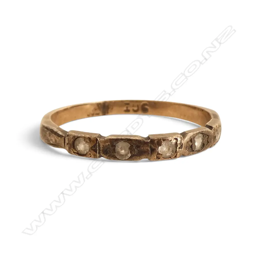 9CT GOLD BAND RING w white stones. 1.28gms Image 1++