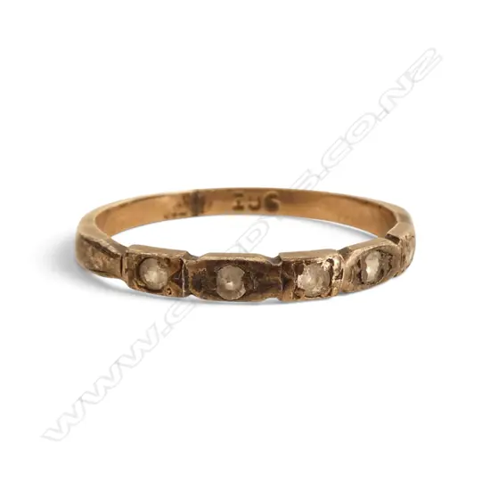 9CT GOLD BAND RING w white stones. 1.28gms