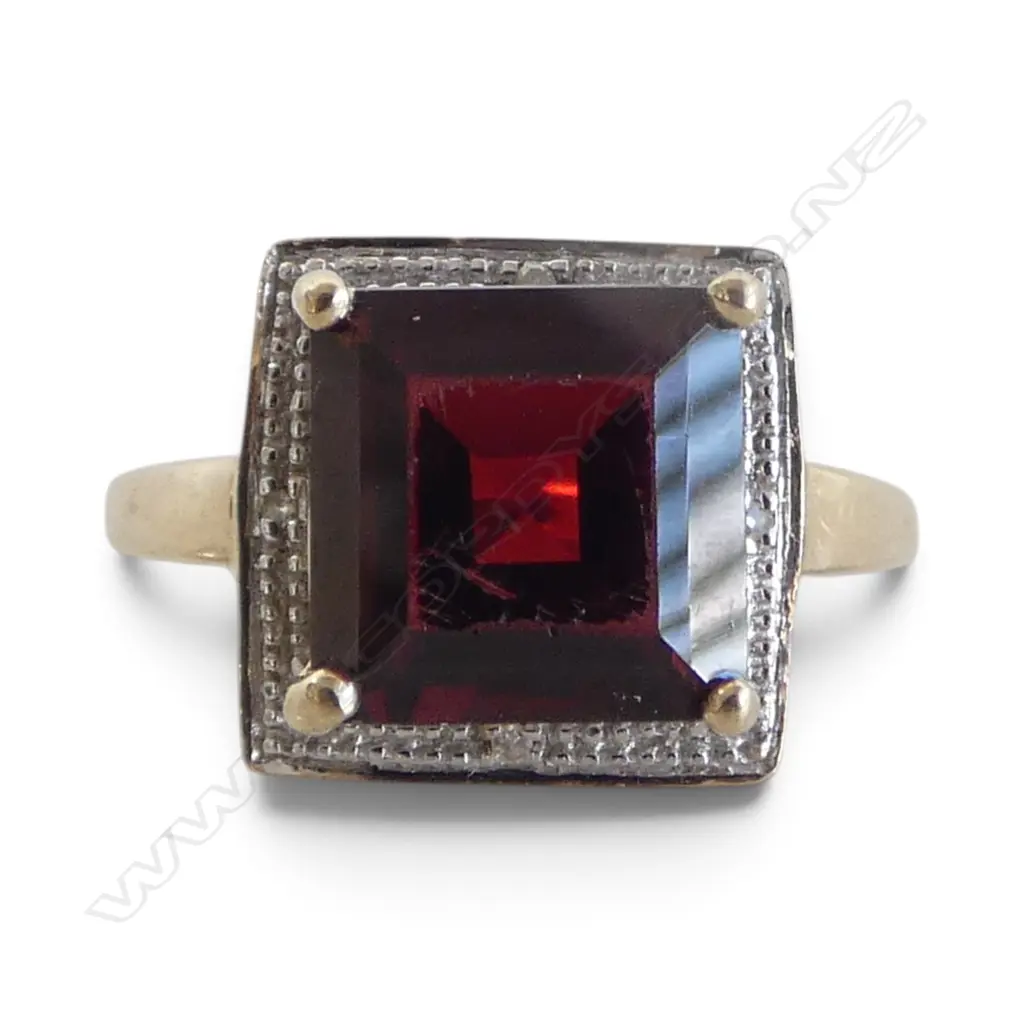 9CT GARNET STONE with 4 small diamonds set in RING 3.3gms SIZE J Image 1++