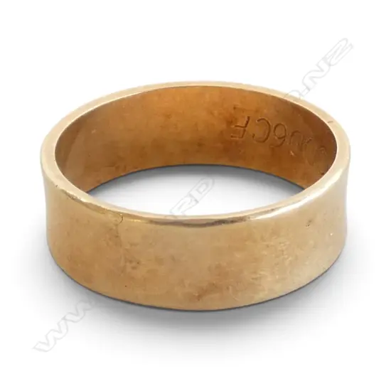 18ct YELLOW GOLD BAND RING slightly concave. Size M. 4.25gms.