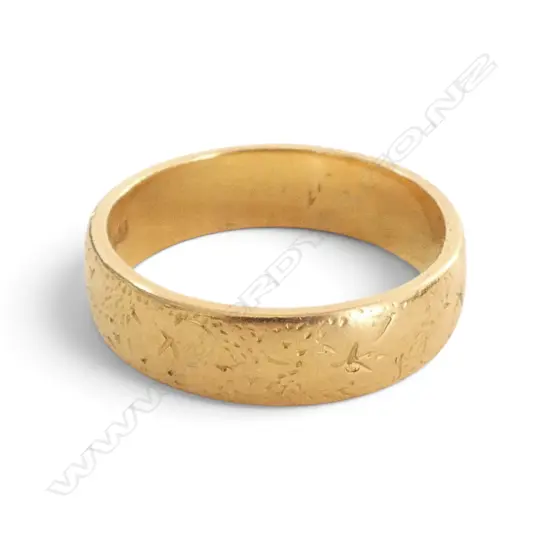 22ct YELLOW GOLD BAND RING engraved pattern 7.5gms
