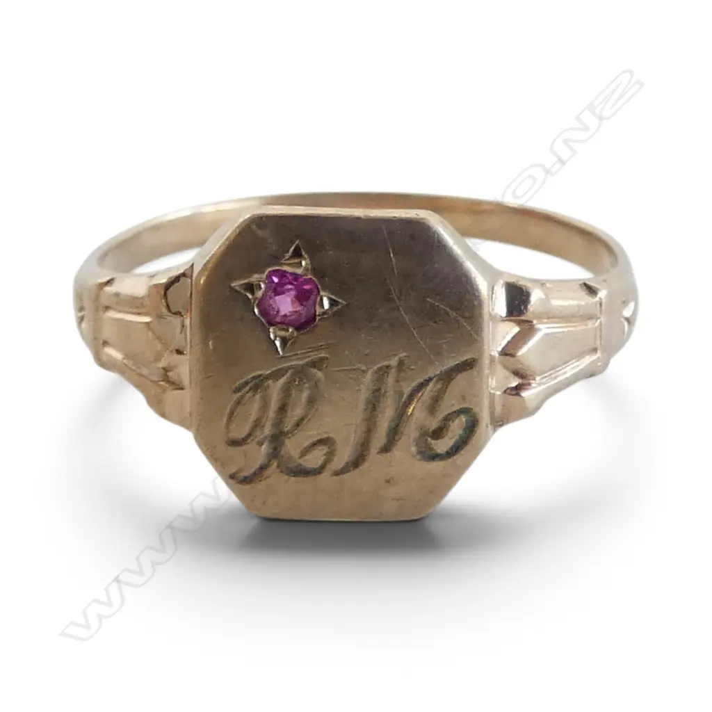 9ct GOLD SIGNET RING with small red stone 1.8gms SIZE M Image 1++