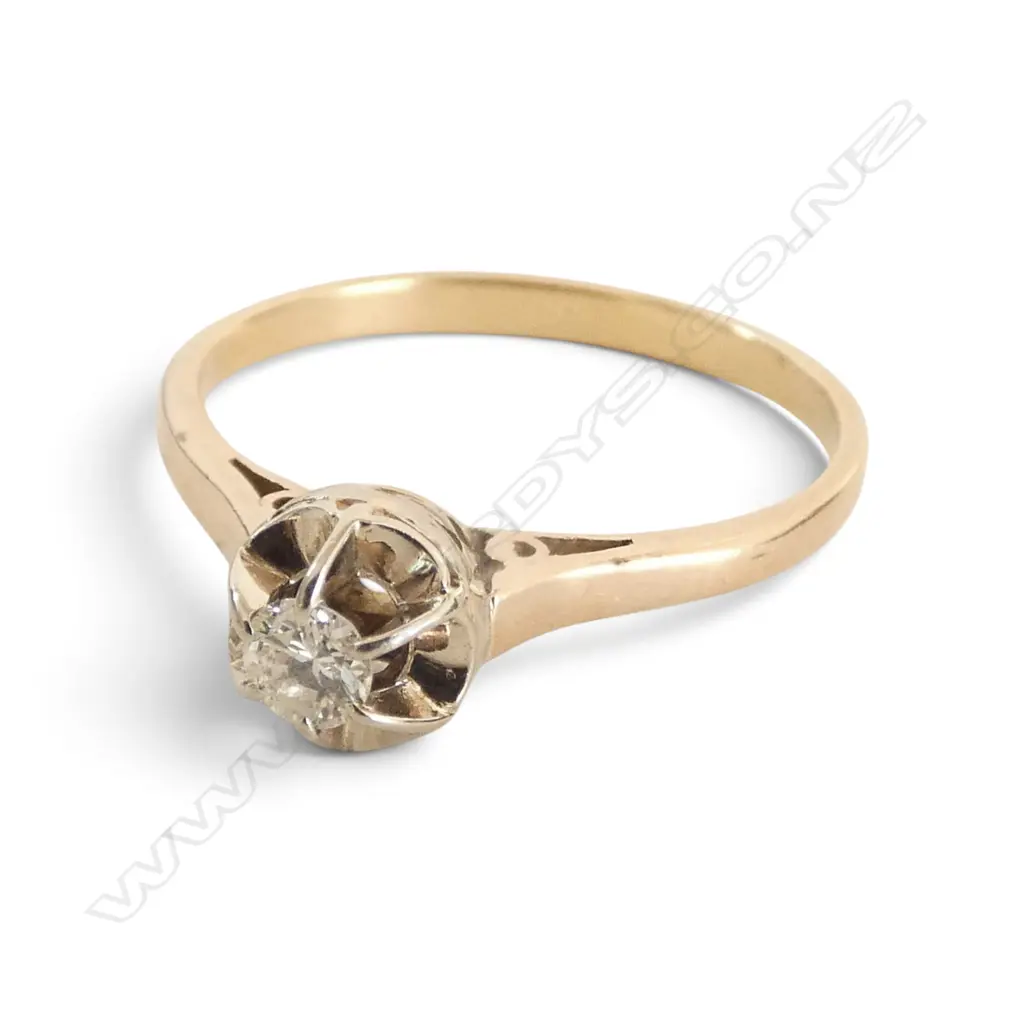 18CT VINTAGE GOLD AND DIAMOND RING 2.50gms SIZE O Image 1++