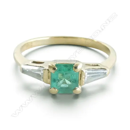 18ct YELLOW GOLD GEM SET RING abraded EMERALD & BAGUETTE CUT DIAMONDS size N to O. 3.3gms
