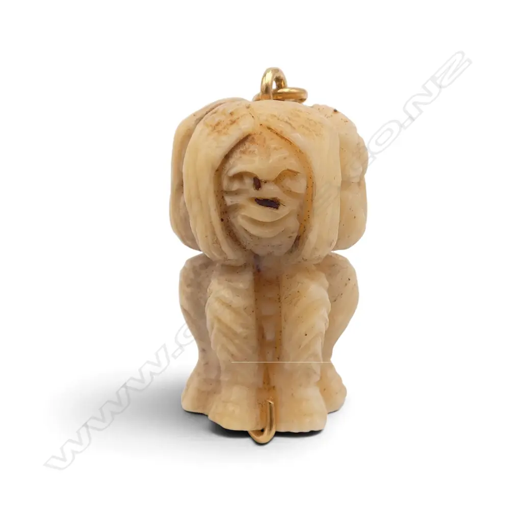 MARINE IVORY THREE WISE MONKEYS PENDANT W.GOLD FIXTURE testing 19.42ct, L.27mm Image 1++