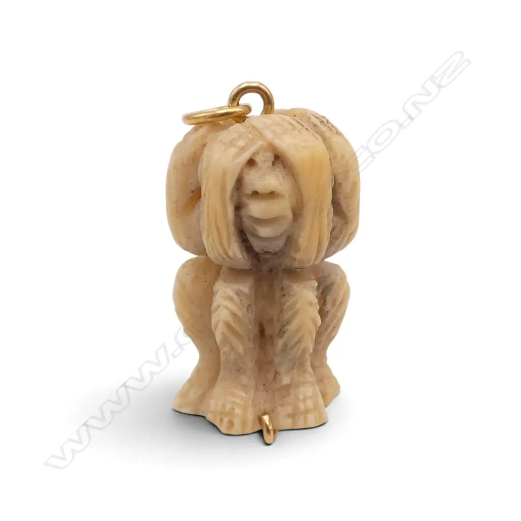 MARINE IVORY THREE WISE MONKEYS PENDANT W.GOLD FIXTURE testing 19.42ct, L.27mm Image 1++