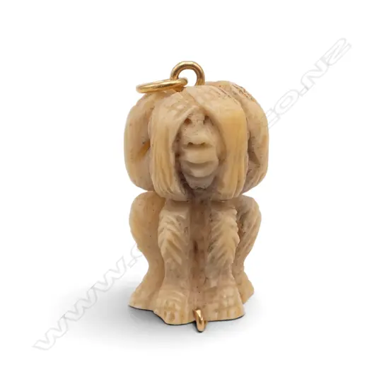 MARINE IVORY THREE WISE MONKEYS PENDANT W.GOLD FIXTURE testing 19.42ct, L.27mm