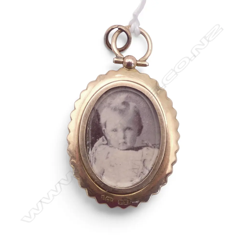 EDWARDIAN 9ct GOLD DOUBLE PHOTO PENDANT LOCKET glazed. 6gms Image 1++
