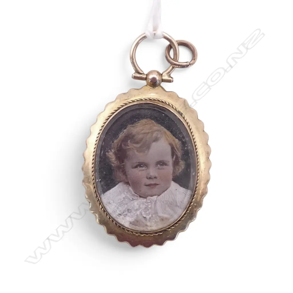 EDWARDIAN 9ct GOLD DOUBLE PHOTO PENDANT LOCKET glazed. 6gms Image 1++