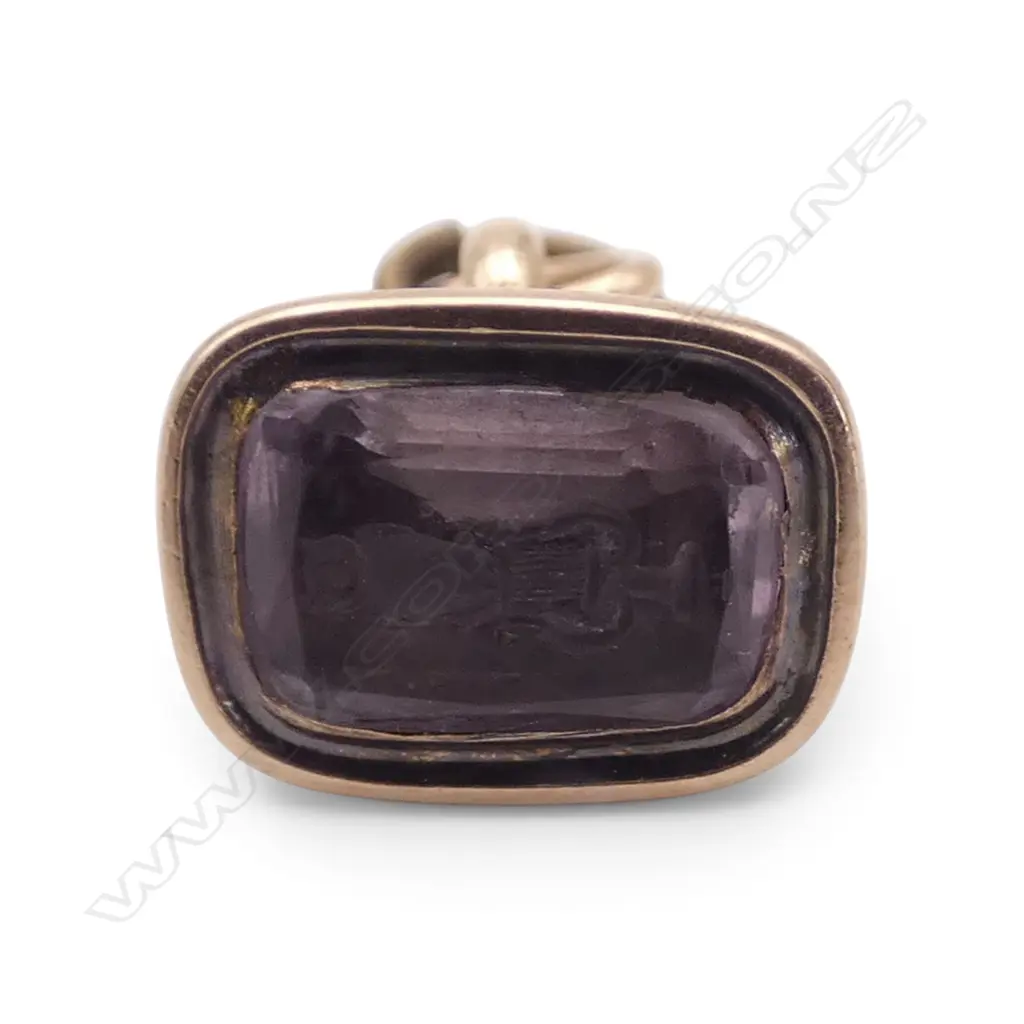 4 PCES; 22CT GEORGE III 1793 GUINEA, 10CT AMETHYST FOB SEAL 2.2gms, 8CT PHOTO PENDANT, GP HEART LOCKET Image 1++