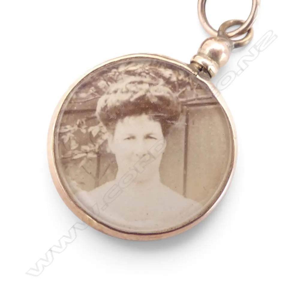 4 PCES; 22CT GEORGE III 1793 GUINEA, 10CT AMETHYST FOB SEAL 2.2gms, 8CT PHOTO PENDANT, GP HEART LOCKET Image 1++