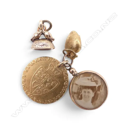4 PCES; 22CT GEORGE III 1793 GUINEA, 10CT AMETHYST FOB SEAL 2.2gms, 8CT PHOTO PENDANT, GP HEART LOCKET
