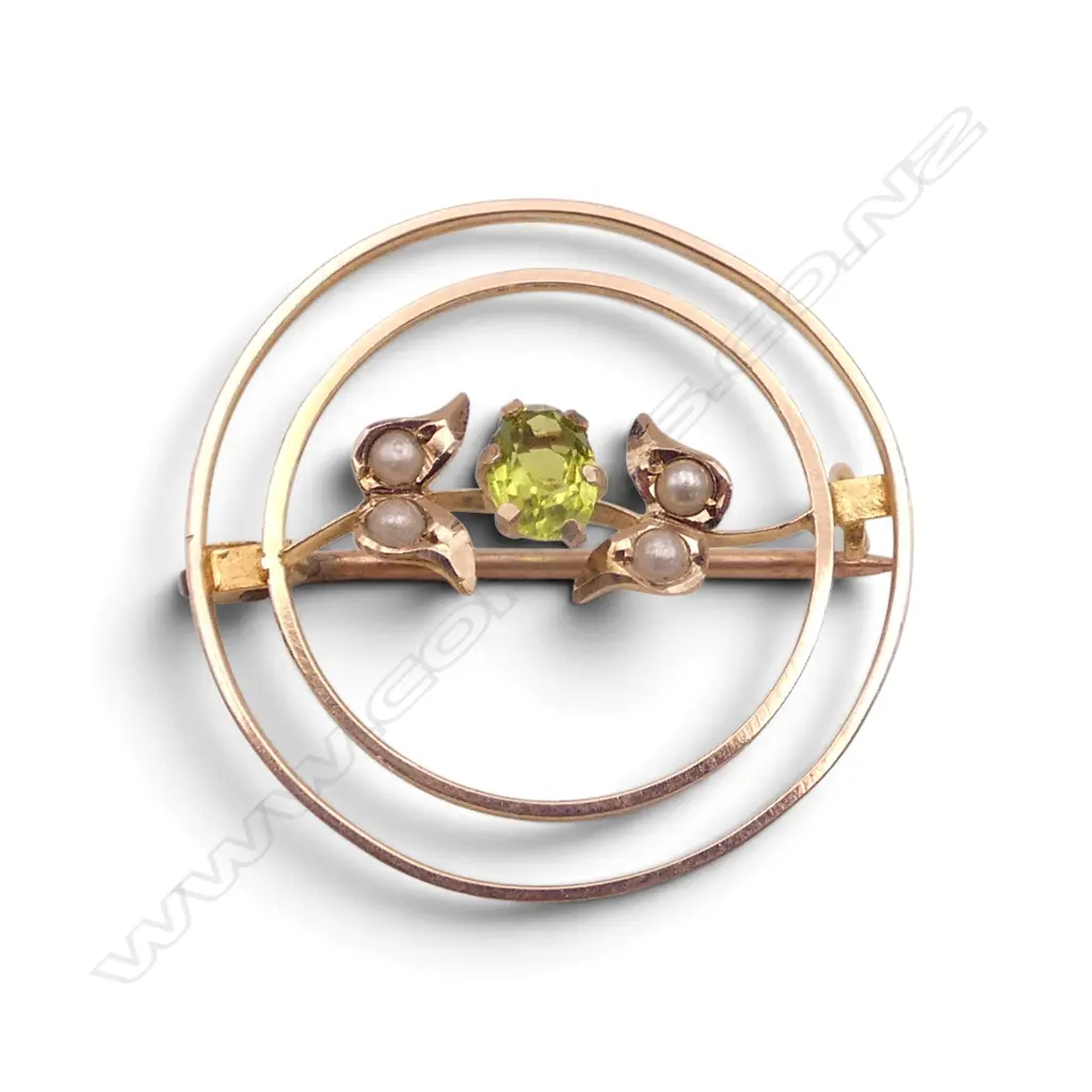 9CT PERIDOT & SEED PEARL BROOCH 27mm dia 2gms Image 1++