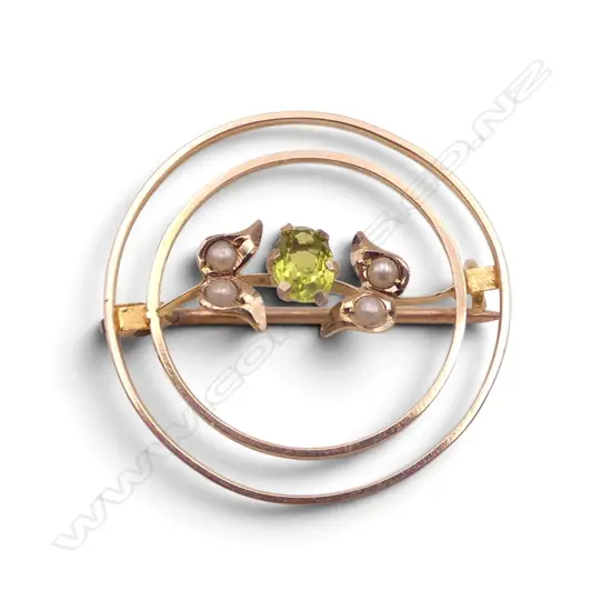 9CT PERIDOT & SEED PEARL BROOCH 27mm dia 2gms