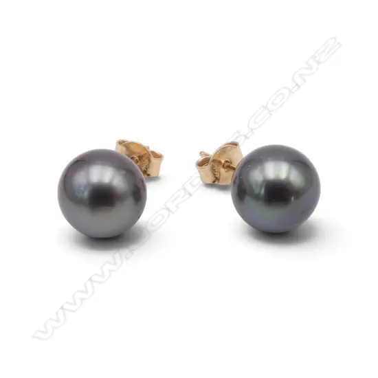 18CT GOLD AND BLACK PEARL STUD EARRINGS