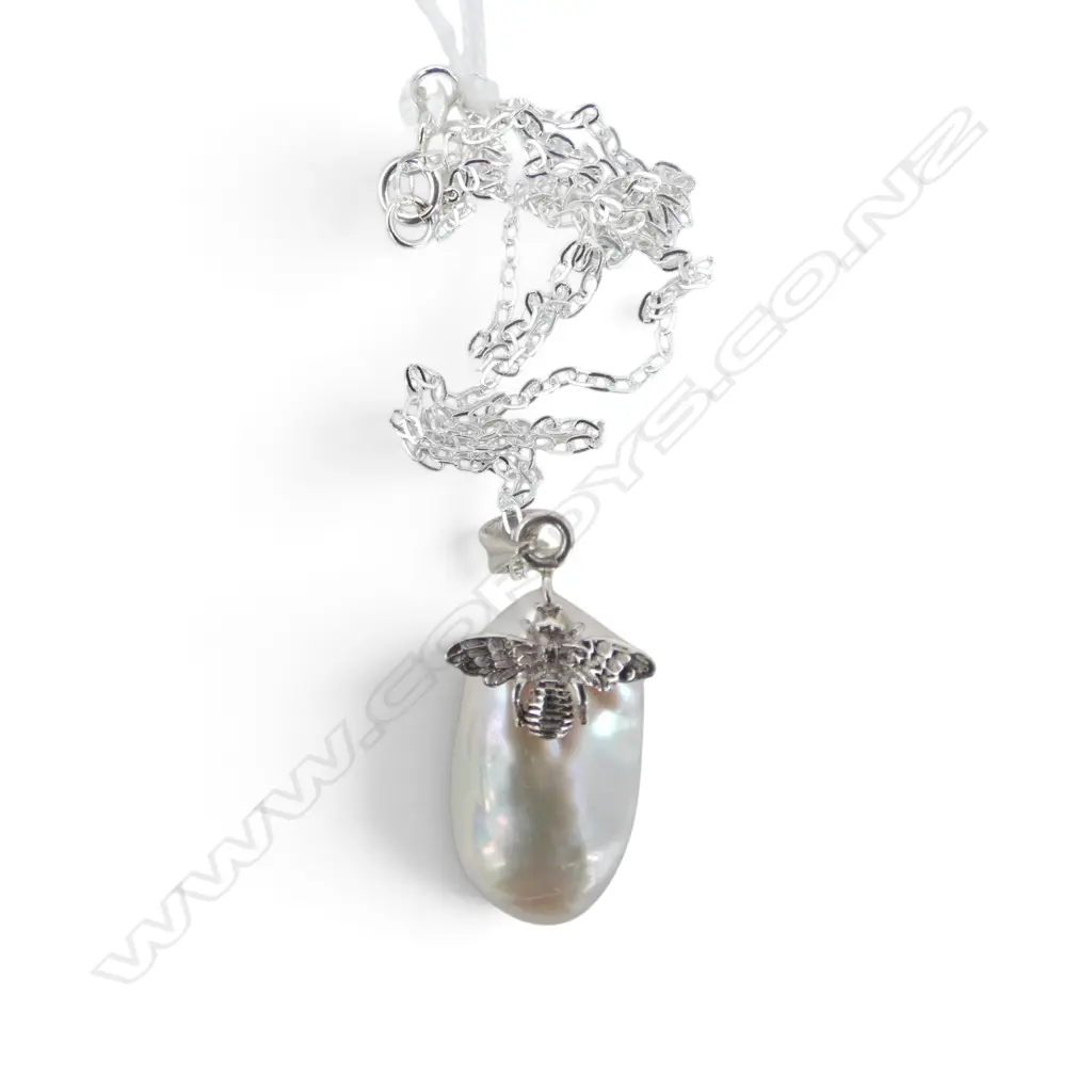 SILVER BAROQUE PEARL & BEE PENDANT & CHAIN Image 1++