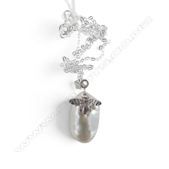 SILVER BAROQUE PEARL & BEE PENDANT & CHAIN