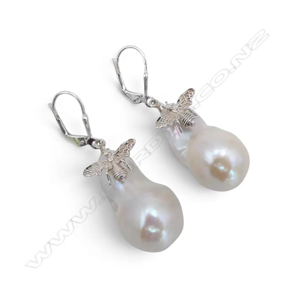 SILVER BAROQUE PEARL & BEE EARRINGS Image 1++