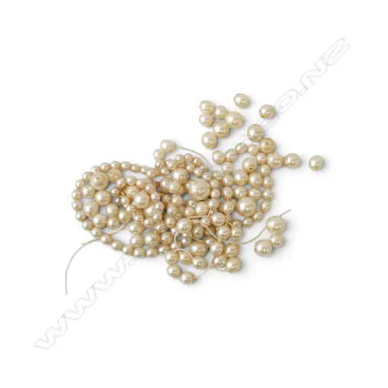 BROKEN STRING VINTAGE GRADUATED PEARLS with 9ct gold clasp