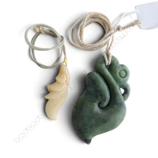 2 PENDANT NECKLACES; BONE L.55mm & GREENSTONE 90x50mm 