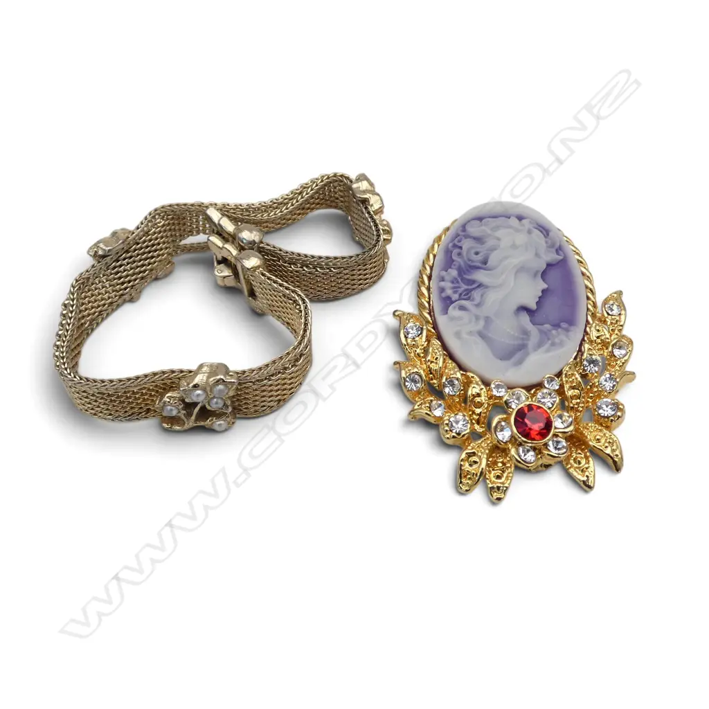 COSTUME CAMEO BROOCH & BRACELET  Image 1++