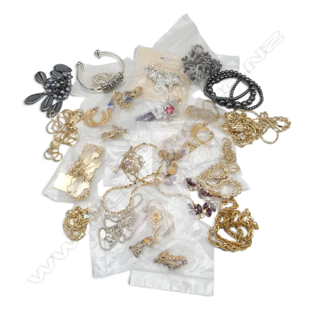 BOX OF AS NEW COSTUME JEWELLRY Image 1++