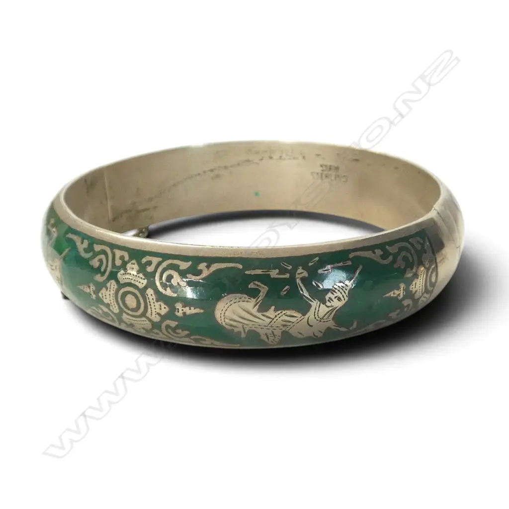 7 PCES JEWELLERY; 2 RINGS, 3 NECKLACES (JADE, GREENSTONE HOOK PENDANT, ARTICULATED FISH), WRIST WATCH, STG BANGLE Image 1++