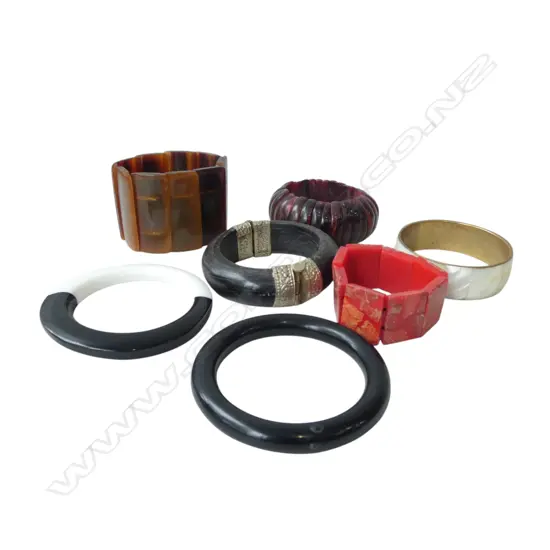 COLLECTION OF SEVEN ASSORTED BANGLES 