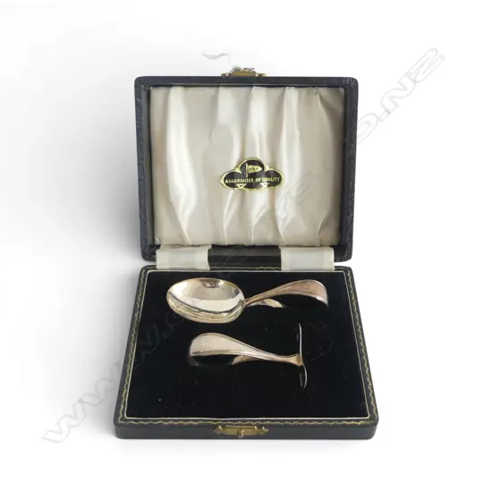 CASED STG SILVER CHILD FEEDING SPOON AND PUSH, BIRMINGHAM 1963, 35gms