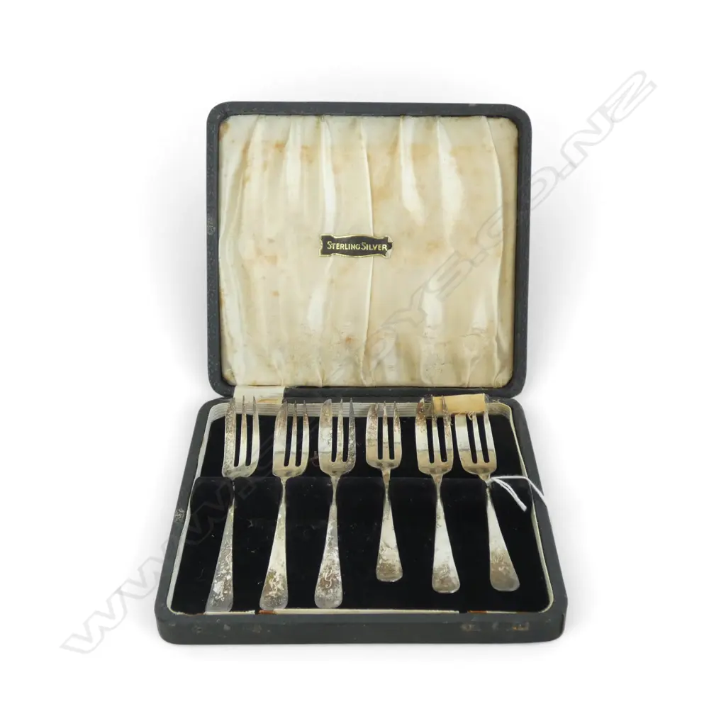 CASED (lid faulted) SET 0F 6 SILVER CAKE FORKS Sheffield 1946. 92gms Image 1++