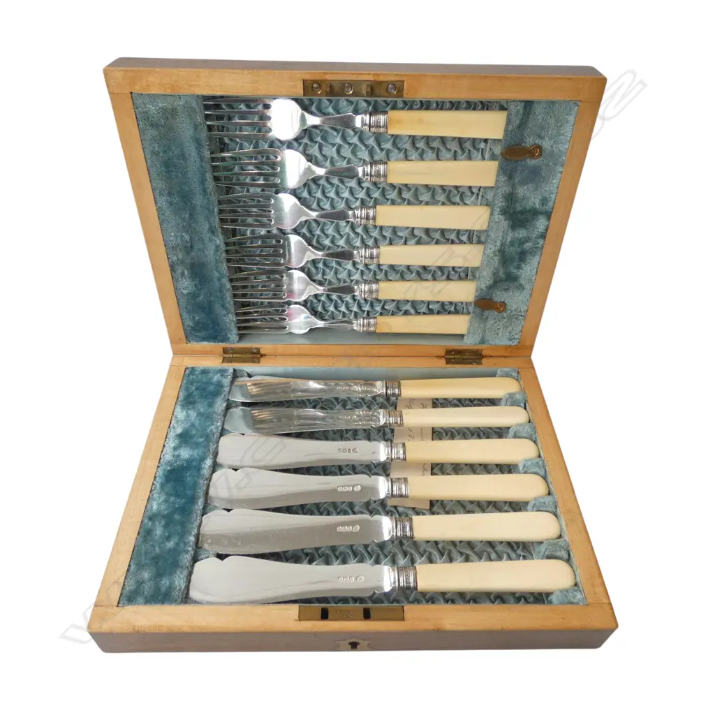 BOXED IVORINE 'BONE' HANDLED 6 PLACE FISH SET Image 1++