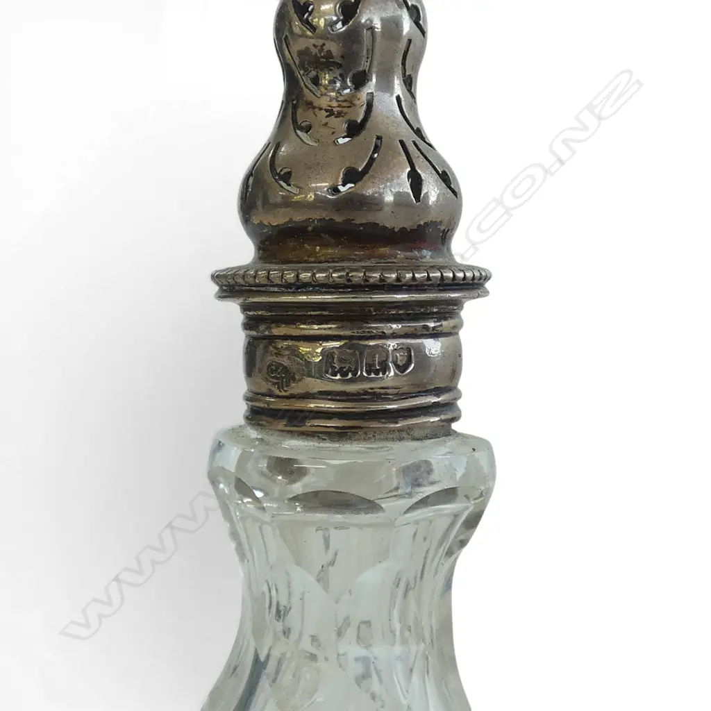 5 STG SILVER; PURSE LONDON 1916, SALT & PEPPER, CONDIMENT SHAKER, & NAPKIN RING, some dents, 133.5gms (silver) Image 1++