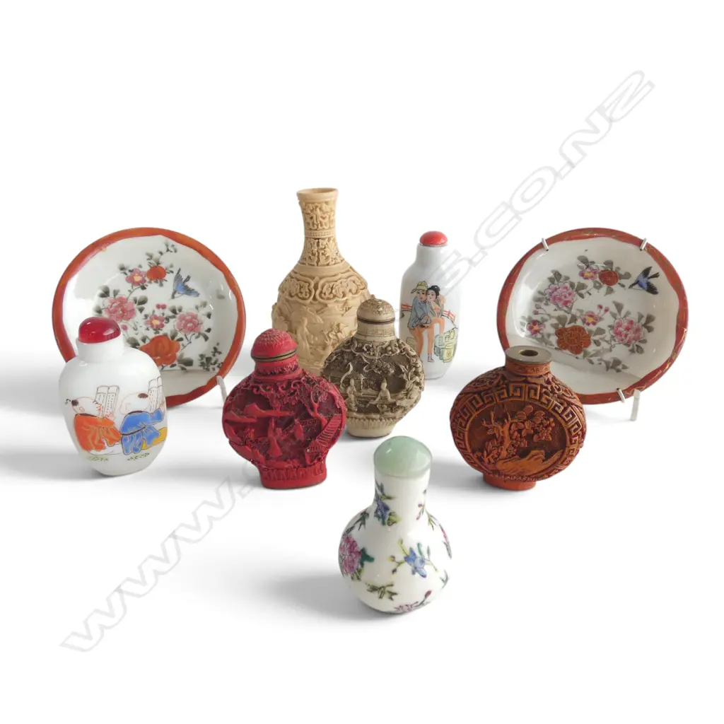 6 ORIENTAL SNUFF BOTTLES, VASE, 2 PLATES 95mm dia Image 1++