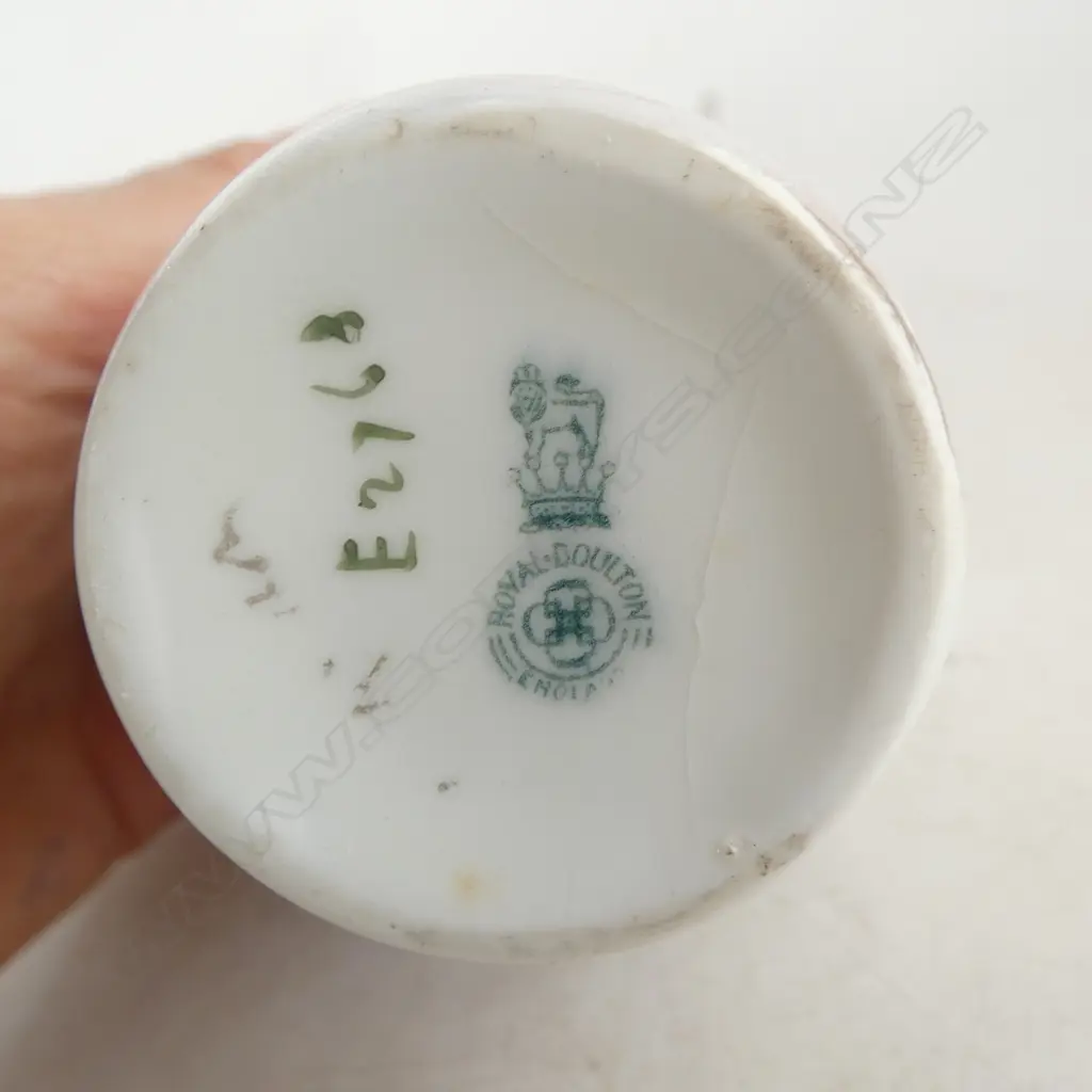 ROYAL DOULTON COACHING DAYS WINTER COLOURS BEAKER w rare musicians scene 1905-1906, H.90mm Image 1++