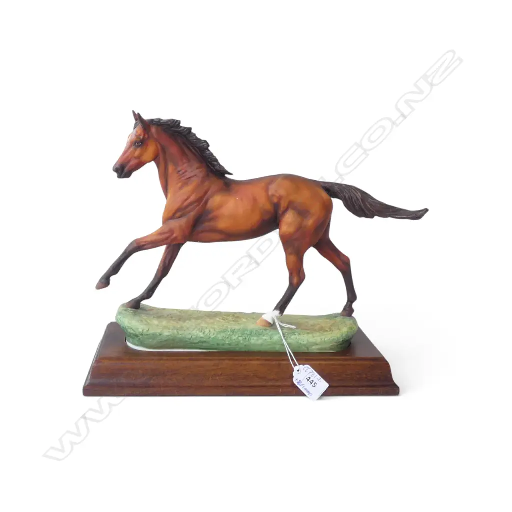 HEREFORD 'BAY THOROUGHBRED' No.025 L.340mm + framed certificate Image 1++