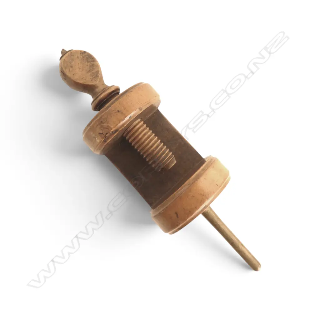 VICTORIAN TREEN SEWING CLAMP w. SPOOL HOLDER, & LACE COLLAR, H.145mm (CLAMP), W.350mm (LACE) Image 1++