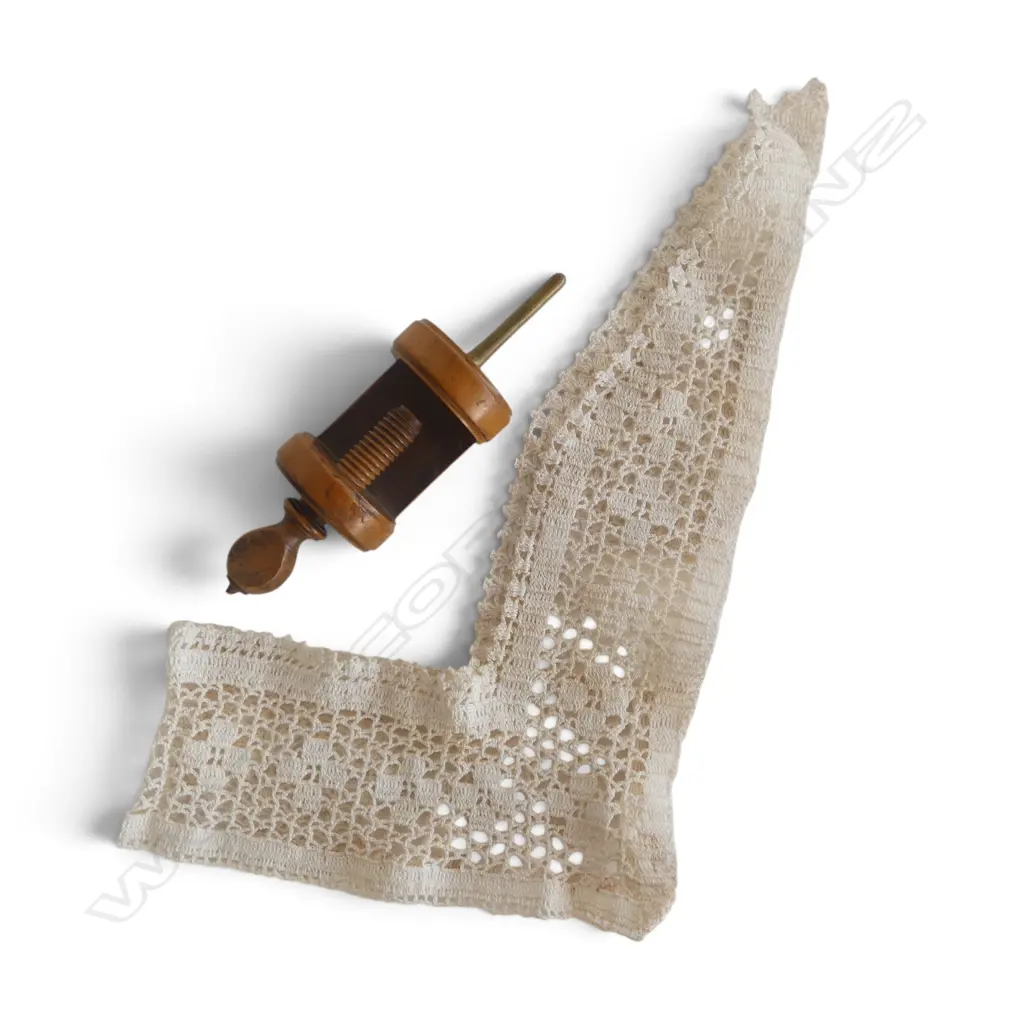 VICTORIAN TREEN SEWING CLAMP w. SPOOL HOLDER, & LACE COLLAR, H.145mm (CLAMP), W.350mm (LACE) Image 1++