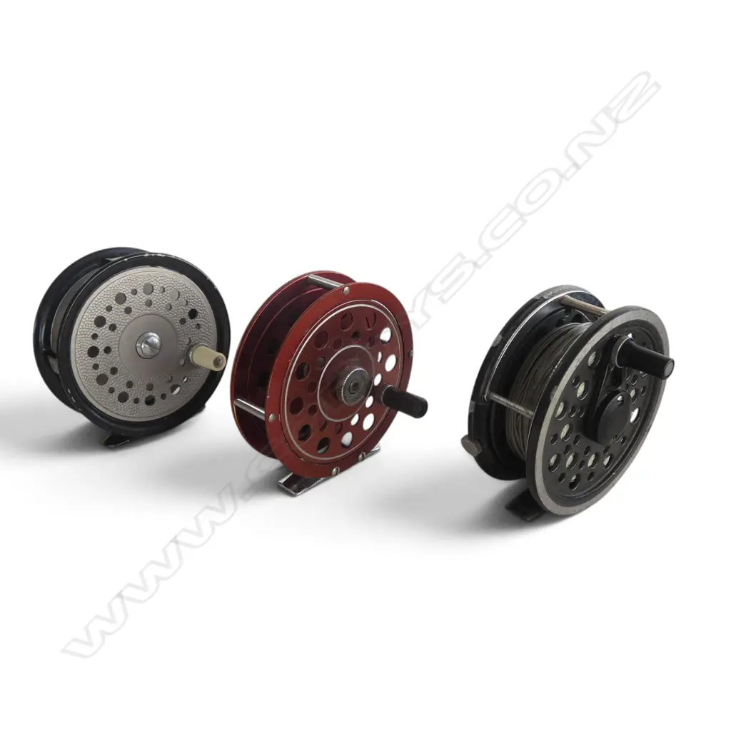 3 FRESH WATER FISHING REELS JW YOUNG 1510 & 2 OTHERS  Image 1++